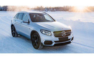 Odporny na Zimowe Wyzwania: Niezbędne Akcesoria do Twojego Mercedesa na Zimę