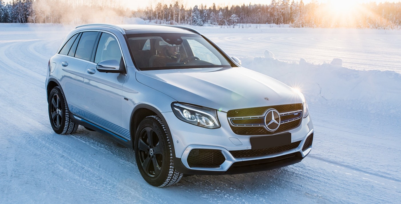 Odporny na Zimowe Wyzwania: Niezbędne Akcesoria do Twojego Mercedesa na Zimę